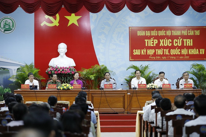 Thủ tướng Phạm Minh Chính và Đoàn đại biểu Quốc hội thành phố Cần Thơ tại buổi tiếp xúc cử tri. (Ảnh: Dương Giang/TTXVN) Thủ tướng Phạm Minh Chính tiếp xúc cử tri thành phố Cần Thơ ảnh 3