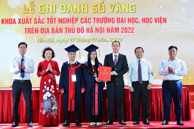 Ghi danh sổ vàng 98 Thủ khoa xuất sắc tại Văn Miếu-Quốc Tử Giám ảnh 1