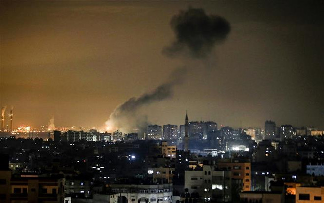 Khói bốc lên sau một vụ không kích của Israel xuống thành phố Gaza. (Ảnh: AFP/TTXVN) Rocket từ Gaza tiếp tục bắn vào miền Nam Israel ảnh 1