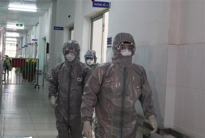 Các bác sỹ Bệnh viện Chợ Rẫy Thành phố Hồ Chí Minh mặc trang phục bảo hộ trước khi vào khu vực cách ly bệnh nhân. (Ảnh: Đinh Hằng/TTXVN) Tuyên Quang tạm dừng tổ chức Lễ hội Lồng Tồng do dịch bệnh ảnh 1