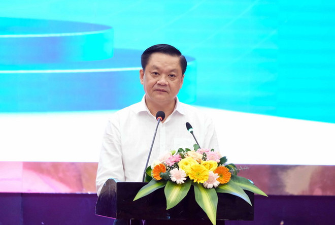 Phó Chủ tịch Thường trực UBND thành phố Cần Thơ Dương Tấn Hiển phát biểu tại diễn đàn. (Ảnh: Thanh Liêm/TTXVN) Hạn mặn tác động đến phát triển kinh tế và doanh nghiệp ĐBSCL ảnh 1