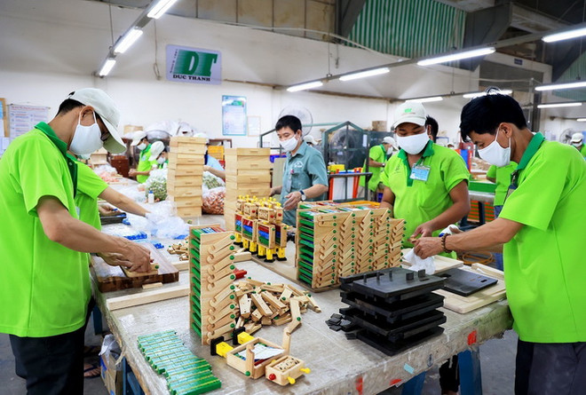 Công nhân làm việc trong xưởng sản xuất Gỗ Đức Thành, quận Gò Vấp, Thành phố Hồ Chí Minh. (Ảnh: Hồng Đạt/TTXVN) TP Hồ Chí Minh: Thiếu lao động phổ thông, nhân viên văn phòng ảnh 1