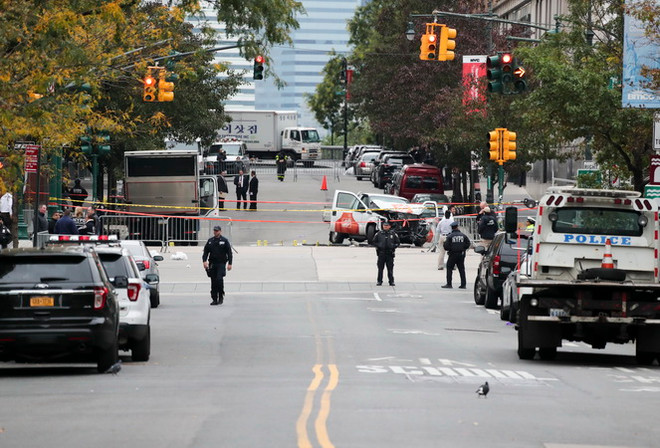 Xe tải lao vào đám đông làm 1 người thiệt mạng tại New York ảnh 1