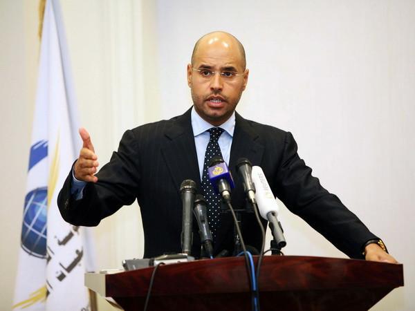 Con trai của cố lãnh đạo Libya Muammar Gaddafi, Saif al-Islam Gaddafi trong cuộc họp báo ở Tripoli, Libya ngày 23/3/2010. (Ảnh: EPA/TTXVN) Tòa án Hình sự quốc sẽ bắt lại con trai cố lãnh đạo Libya Gaddafi ảnh 1