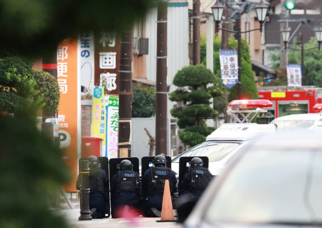 Cảnh sát bao vây bên ngoài bưu điện thành phố Warabi. (Nguồn: The Japan Times) Cảnh sát Nhật Bản bắt giữ tay súng cố thủ trong bưu điện gần Tokyo ảnh 1