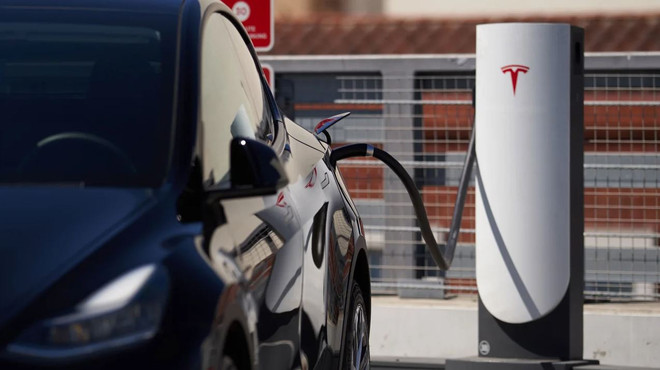 Người mua xe điện GM được sử dụng hệ thống sạc pin Tesla. (Nguồn: Getty Images) Thị trường EV của Mỹ chật vật với việc giảm giá và hàng tồn kho tăng ảnh 2