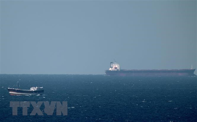 Một tàu chở dầu hướng tới Eo biển Hormuz ở ngoài khơi thành phố cảng Khasab, miền Bắc Oman. (Ảnh minh họa: AFP/TTXVN) UAE rút khỏi Lực lượng Hàng hải Hỗn hợp do Mỹ đứng đầu ảnh 2