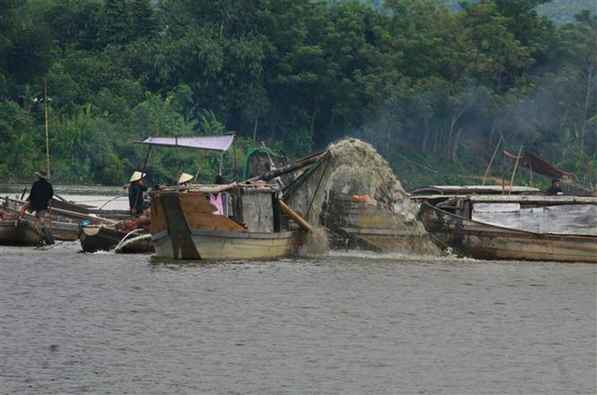 Xử phạt 2,4 triệu đồng doanh nghiệp vi phạm khai thác cát ở sông Hương ảnh 1