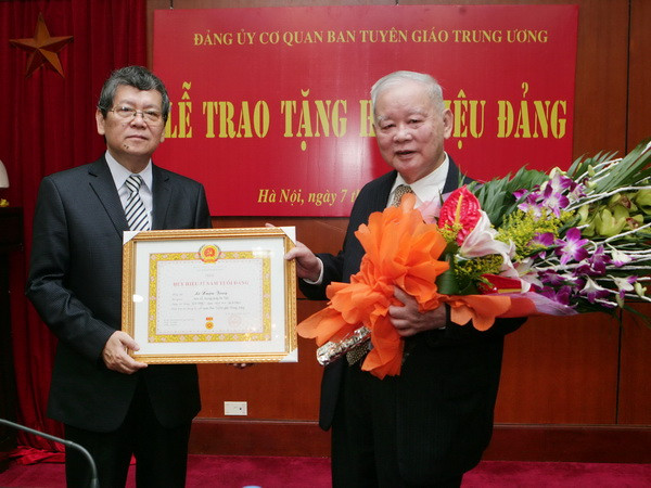 Trao tặng nguyên Bí thư Thành ủy Hà Nội huy hiệu 55 tuổi Đảng ảnh 1