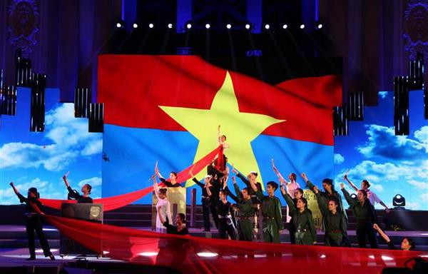 Tiết mục múa mang tên Tổ quốc do tập thể diễn viên Trường trung cấp múa Thành phố Hồ Chí Minh biểu diễn. (Ảnh: Xuân Dự/TTXVN) Nhiều ngôi sao trẻ trình diễn trong đêm nhạc mừng Lễ 30/4 ảnh 2