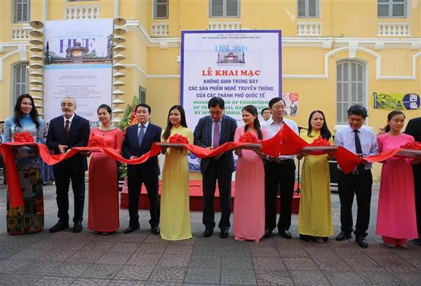 Cắt băng khai mạc Không gian trưng bày các sản phẩm nghề thủ công truyền thống. (Ảnh: Hồ Cầu/TTXVN) Khai mạc Festival Nghề truyền thống Huế năm 2019 ảnh 1