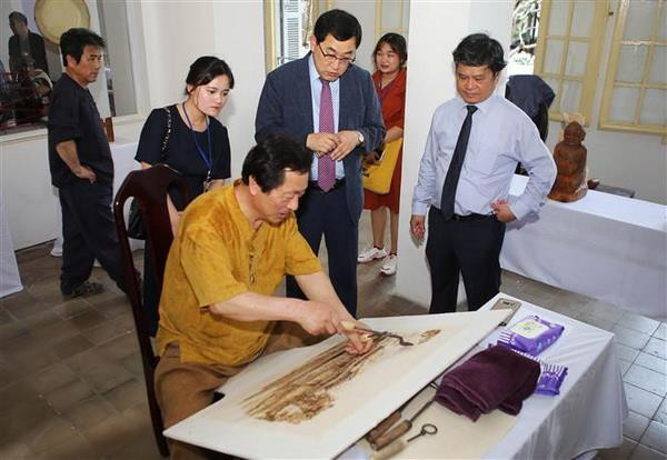 Khách tham quan không gian trưng bày các sản phẩm nghề thủ công truyền thống của Hàn Quốc. (Ảnh: Hồ Cầu/TTXVN) Khai mạc Festival Nghề truyền thống Huế năm 2019 ảnh 2