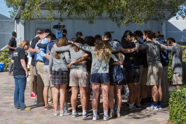 Sinh viên Mỹ chuẩn bị tuần hành kêu gọi cải cách luật súng đạn ảnh 1