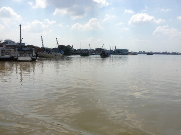 Sông Đồng Nai đoạn chảy qua địa bàn thành phố Biên Hòa bị ô nhiễm nặng bởi nước thải công nghiệp và nước thải sinh hoạt xả thẳng ra sông. (Ảnh: Sỹ Tuyên/TTXVN) Chung tay nỗ lực hành động để bảo vệ nguồn tài nguyên nước ảnh 1