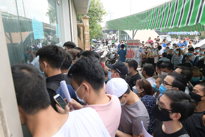 Nhiều người chen lấn để chờ xét nghiệm COVID-19 (Ảnh: TTXVN phát) Hà Nội: Nhiều nơi làm xét nghiệm COVID-19 thực hiện không nghiêm ảnh 3