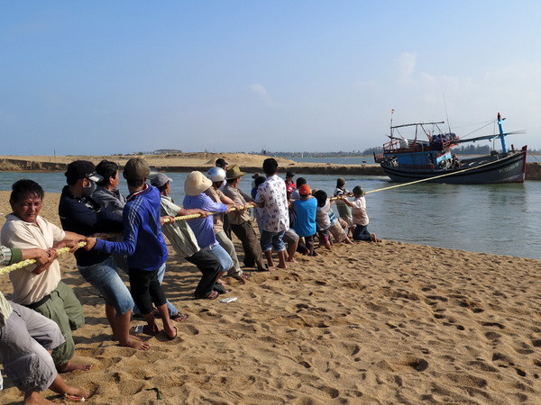 Bến Tre cứu hộ thành công 6 thuyền viên bị nạn trên biển ảnh 1