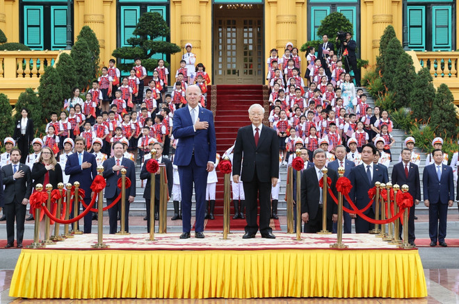 Tổng Bí thư Nguyễn Phú Trọng và Tổng thống Hoa Kỳ Joe Biden trên bục danh dự, thực hiện nghi thức chào cờ. (Ảnh: Trí Dũng/TTXVN) Những thanh âm lạc lõng ngược dòng chảy lớn của dân tộc ảnh 1