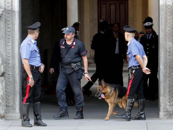 Italy: Báo động chất nổ tại tòa nhà hành chính của Milan ảnh 1
