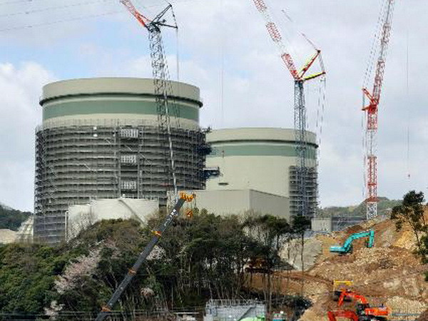 Lò phản ứng số 1 và số 2 tại nhà máy Takahama của công ty điện lực Kansai ở tỉnh Takahama. (Nguồn: Kyodo/TTXVN) Nhật Bản loại bỏ hai lò phản ứng hạt nhân hoạt động gần 4 thập kỷ ảnh 1