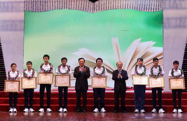 Trao phần thưởng cho những học sinh đoạt giải Olympic quốc tế ảnh 1