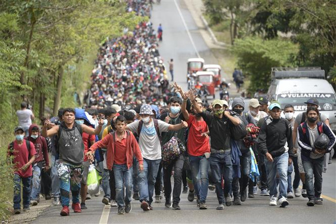 Người di cư Honduras di chuyển tại Camotan, Guatemala trong hành trình tới Mỹ. (Ảnh: AFP/TTXVN) Vấn đề người di cư: Tân Tổng thống Mỹ thúc đẩy cải cách lớn ảnh 2