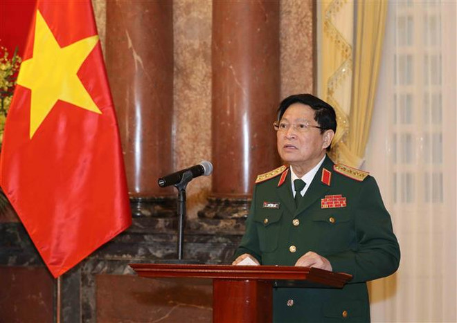 Đại tướng Ngô Xuân Lịch, Ủy viên Bộ Chính trị, Bộ trưởng Bộ Quốc phòng, phát biểu tại buổi lễ. (Ảnh: Phương Hoa/TTXVN) Thăng quân hàm Thượng tướng cho hai Thứ trưởng Bộ Quốc phòng ảnh 1
