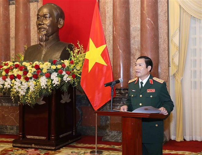 Thượng tướng Nguyễn Tân Cương, Thứ trưởng Bộ Quốc phòng phát biểu tại buổi lễ. (Ảnh: Phương Hoa/TTXVN) Thăng quân hàm Thượng tướng cho hai Thứ trưởng Bộ Quốc phòng ảnh 2