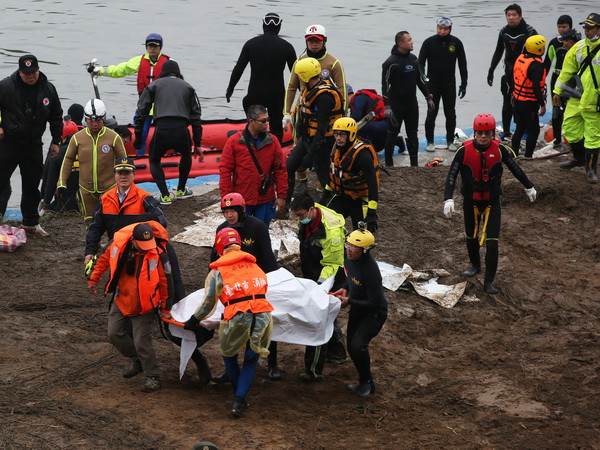 Số người chết trong vụ máy bay TransAsia lên đến 40 người ảnh 1