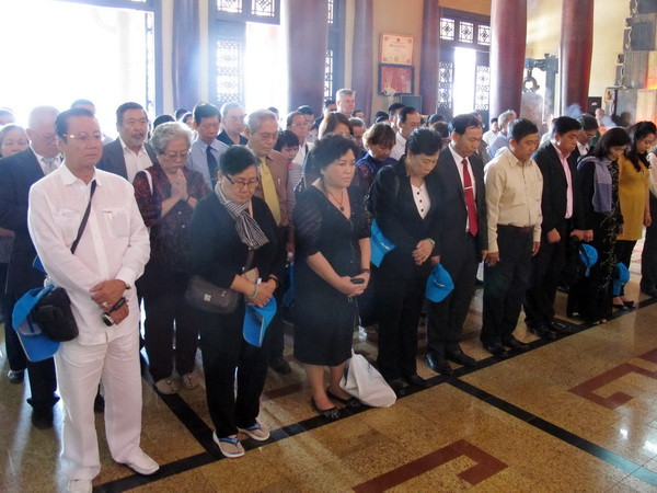 Đoàn Kiều bào dâng hương các Anh hùng, liệt sỹ ở Đền Bến Dược ảnh 1