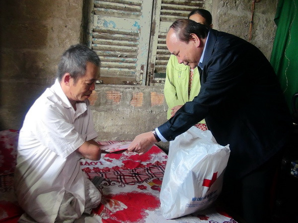 Phó Thủ tướng thăm, tặng quà các hộ nghèo, nạn nhân da cam ảnh 1