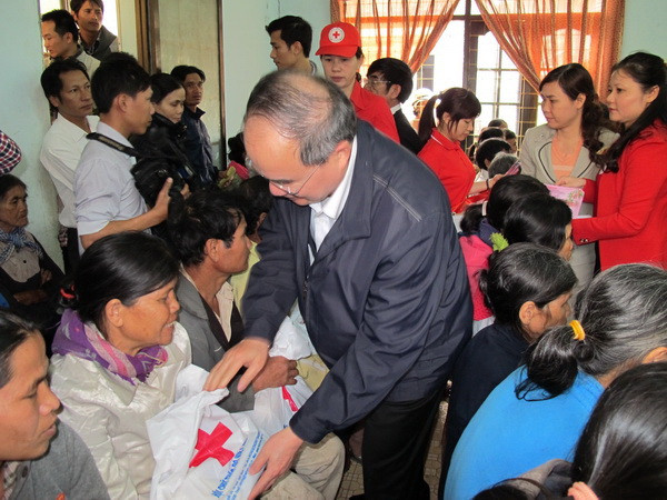 Chủ tịch MTTQ Việt Nam thăm và tặng quà ngư dân Phú Yên ảnh 1