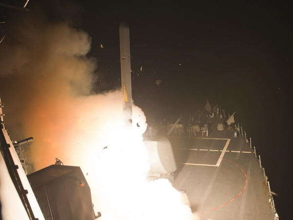 Tổng thống Trump ra lệnh bắn hàng chục tên lửa Tomahawk vào Syria ảnh 1