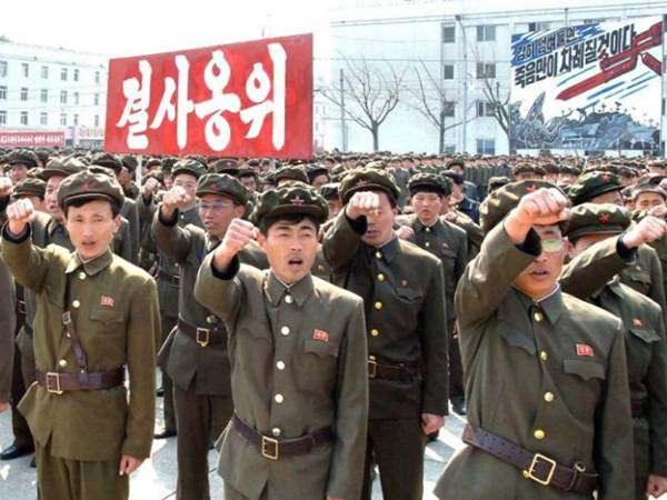 Nhiều sỹ quan Triều Tiên bị giáng cấp vì sử dụng pháo binh không chính xác. (Ảnh: Reuters) Tình báo Hàn Quốc: Triều Tiên xử tử 50 người trong năm nay ảnh 1