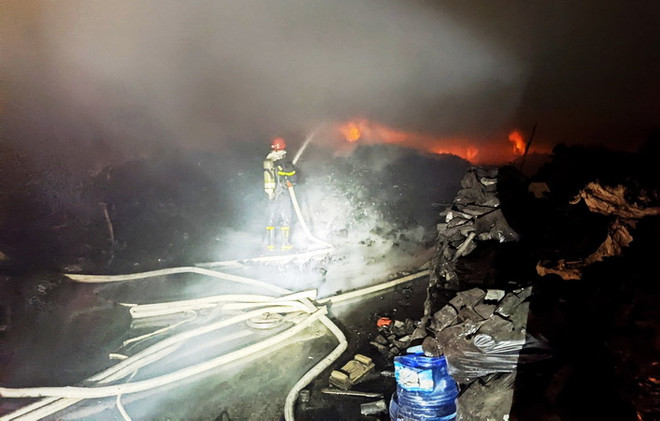 Dập tắt đám cháy tại kho than củi 200 tấn ở thành phố Quảng Ngãi ảnh 1