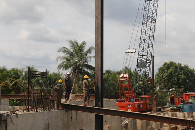 Công nhân trên công trình cống Cây Cồng. (Ảnh: Minh Trí/TTXVN) Tiền Giang bảo vệ vùng cây ăn quả xuất khẩu trước nguy cơ hạn mặn ảnh 2