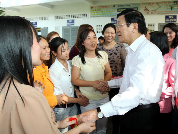 Chủ tịch nước chúc Tết công nhân xa nhà tại TP.HCM ảnh 1