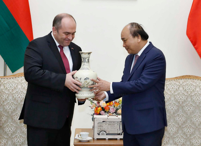 Thủ tướng Nguyễn Xuân Phúc tặng quà Phó Thủ tướng Belarus Igor Lyashenko. (Ảnh: Thống Nhất/TTXVN) Việt Nam luôn gìn giữ mối quan hệ tốt đẹp, gắn bó với Belarus ảnh 1