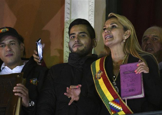 Tổng thống tạm quyền Bolivia Jeanine Anez (phải, phía trước) sau khi tuyên thệ nhậm chức tại Quốc hội ở La Paz. (Ảnh: AFP/TTXVN) Tòa án Hiến pháp Bolivia phê chuẩn bà Anez làm tổng thống lâm thời ảnh 1
