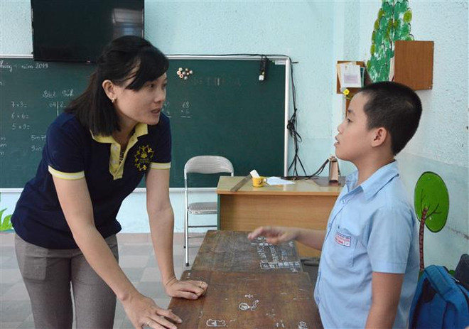 Cô giáo trẻ chắp cánh cho ước mơ của trẻ em khuyết tật ảnh 1