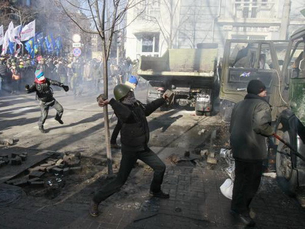 Cảnh sát Ukraine đụng độ người biểu tình sát nhà Quốc hội ảnh 1