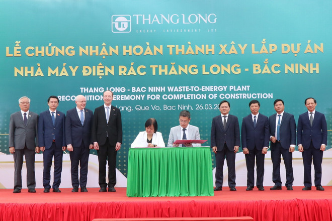 Các đại biểu chứng kiến lễ ký kết chứng nhận hoàn thành xây lắp Dự án Nhà máy điện rác Thăng Long-Bắc Ninh. (Ảnh: Thanh Thương/TTXVN) ttxvn_2603_phan lan bac ninh.jpg