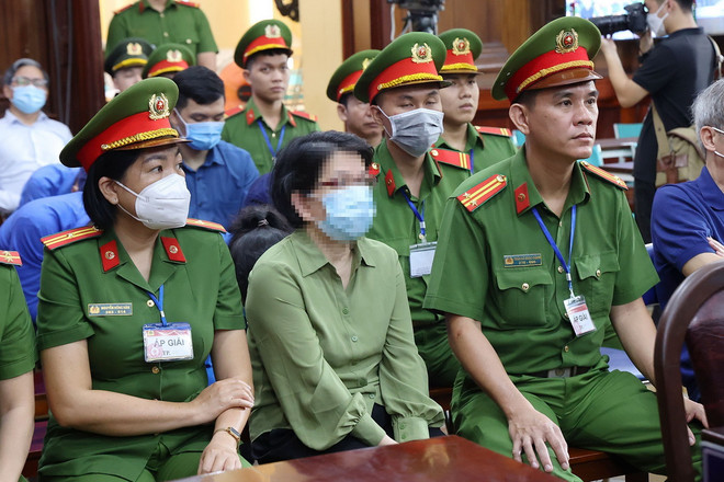 Bị cáo Đỗ Thị Nhàn, cựu Cục trưởng Cục Thanh tra, Giám sát Ngân hàng II (Cục II) thuộc Ngân hàng Nhà nước tại phiên tòa ngày 26/3. (Ảnh: Thanh Vũ/TTXVN) ttxvn_2603_do thi nhan.jpg