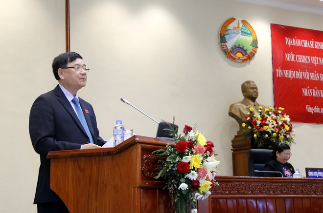 Ủy viên Trung ương Đảng, Trưởng ban Công tác đại biểu Ủy ban thường vụ Quốc hội, Phó Trưởng Ban Tổ chức Trung ươngTrần Văn Túy đang chia sẻ kinh nghiệm về “Quy trình lấy phiếu tín nhiệm” của Việt Nam tại cuộc tọa đàm. (Ảnh: Phạm Kiên/Vietnam+) Việt Nam chia sẻ với Lào kinh nghiệm về lấy phiếu tín nhiệm ảnh 2