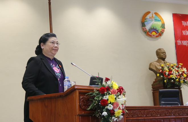 Bà Tòng Thị Phóng đang phát biểu tại cuộc tọa đàm. (Ảnh: Phạm Kiên/Vietnam+) Việt Nam chia sẻ với Lào kinh nghiệm về lấy phiếu tín nhiệm ảnh 1