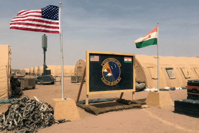 Cờ Mỹ và Niger được đặt cạnh nhau tại Căn cứ Không quân Niger 201 ở Agadez của Niger. (Nguồn: AP) Quân đội Mỹ bắt đầu xây dựng căn cứ quân sự lớn ở Niger ảnh 1