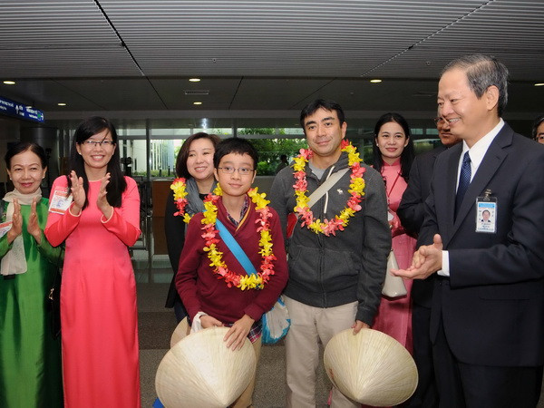 Hà Nội và TP.HCM đón những vị khách quốc tế “xông đất” năm 2016 ảnh 1