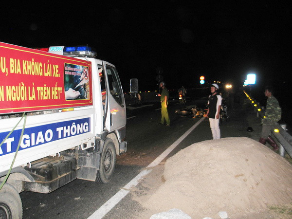 Đâm vào đống đất đá trên Quốc lộ 1A, 3 người trọng thương ảnh 1