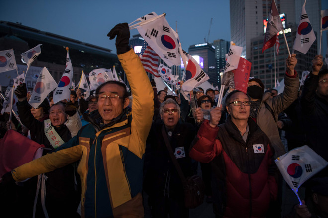 Biểu tình rầm rộ tại Seoul ủng hộ và phản đối bà Park Geun-hye ảnh 1