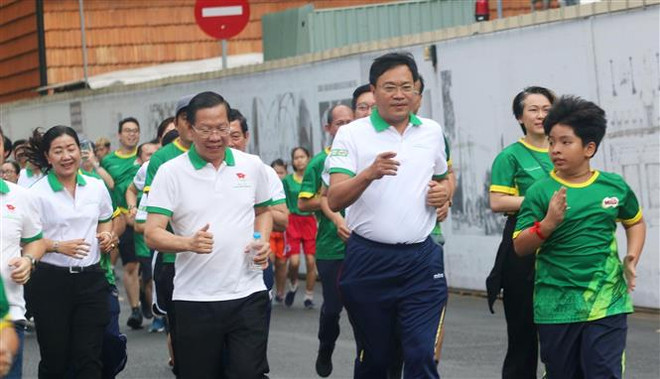 Chủ tịch Ủy ban Nhân dân Thành phố Hồ Chí Minh Phan Văn Mãi, Tổng cục trưởng Tổng cục Thể dục thể thao Đặng Hà Việt cùng đông đảo người dân thành phố tham gia Ngày chạy Olympic Vì sức khỏe toàn dân năm 2023 tên truyến đường Đồng Khỏi, Quận 1. (Ảnh: TTXVN phát) TP.HCM: Hơn 30.000 người tham gia Ngày chạy Olympic 2023 ảnh 1