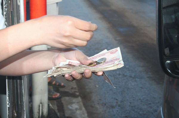 Tái diễn dùng tiền lẻ mua vé tại trạm thu phí đường tránh Biên Hòa ảnh 1